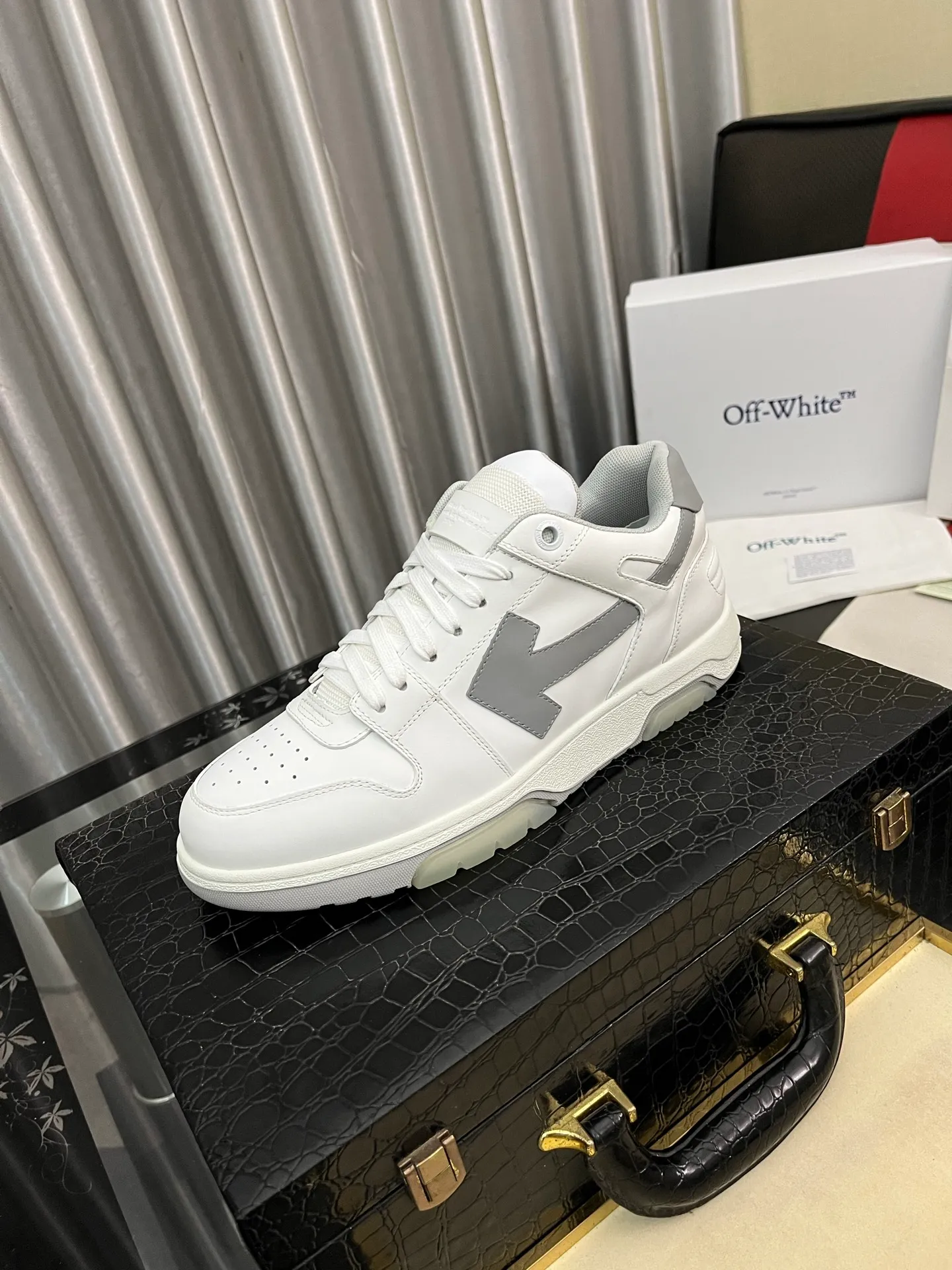 Men's shoes 💰600⌚️⌚️ OFF-White C/O VirGil Abloh fashionable and versatile casual shoes. Exclusive first release of the new model. Made of environmentally friendly cowhide leather and mesh fabric upper material. The insole is embedded with foam cushioning EVA material. The correct midsole is equipped with EVA lightweight cushioning. External tooth nail rubber outsole. The correct accessories can be customized simultaneously. Women's model: 35-40 Men's model: 39-45